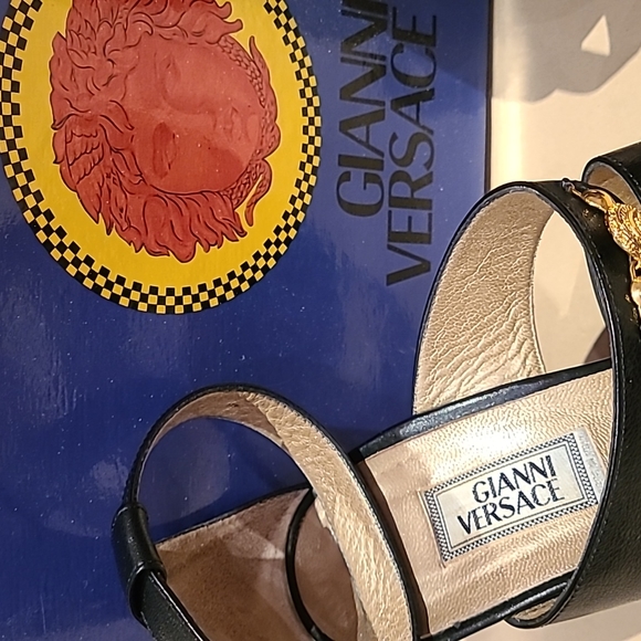 GIANNI VERSACE leather sandals with gold accessories and ankle strap. Size 40 - Picture 2 of 14